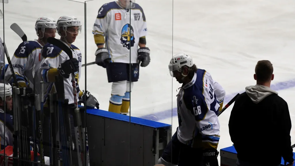 Otřesený Jaromír Jágr jde z ledu v utkání s Havířovem