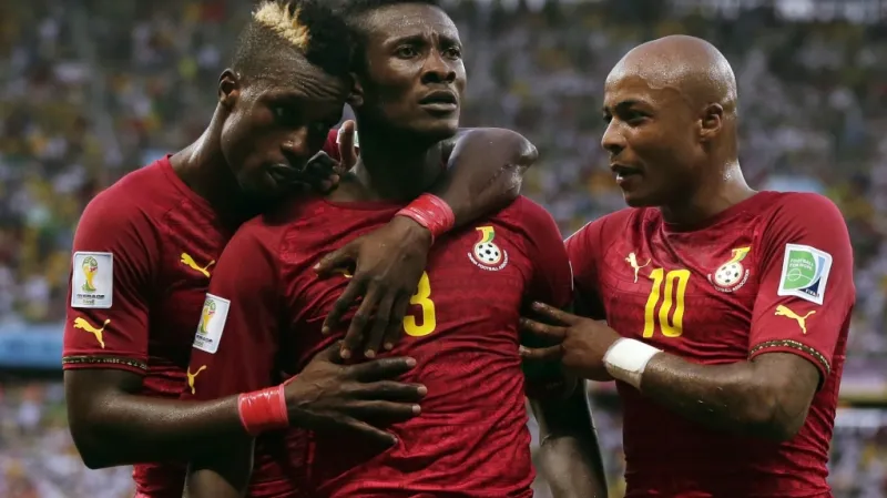 Asamoah Gyan (uprostřed) oslavuje se spoluhráči gól Ghany