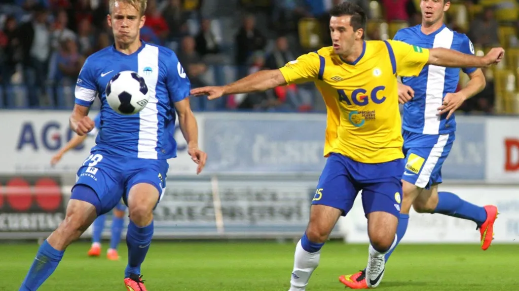 Teplický útočník Aidin Mahmutovič (vpravo) a obránce Liberce Lukáš Pokorný