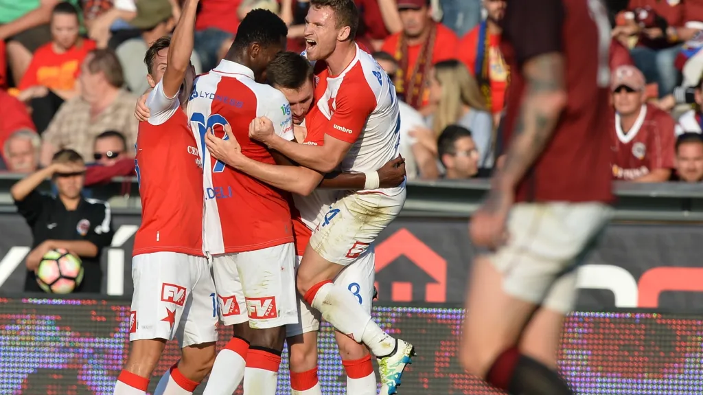 Fotbalisté Slavie se radují z gólu v síti Sparty