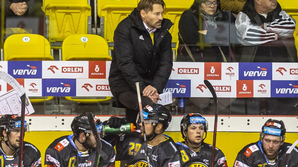 Trenér Vladimír Országh na střídačce hokejistů Litvínova