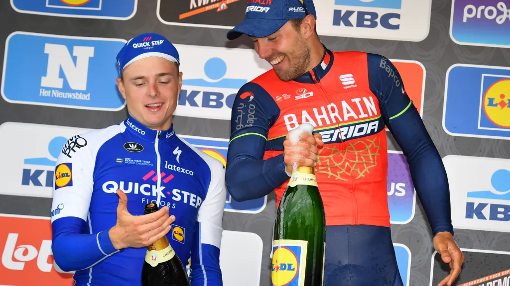 Petr Vakoč se Sonym Colbrellim na pódiu Brabantského šípu