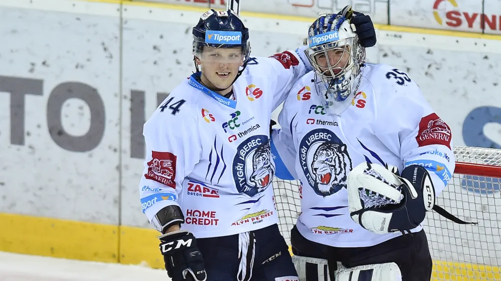 Slavící Radim Šimek (vlevo) se spoluhráčem z Liberce brankářem Romanem Willem