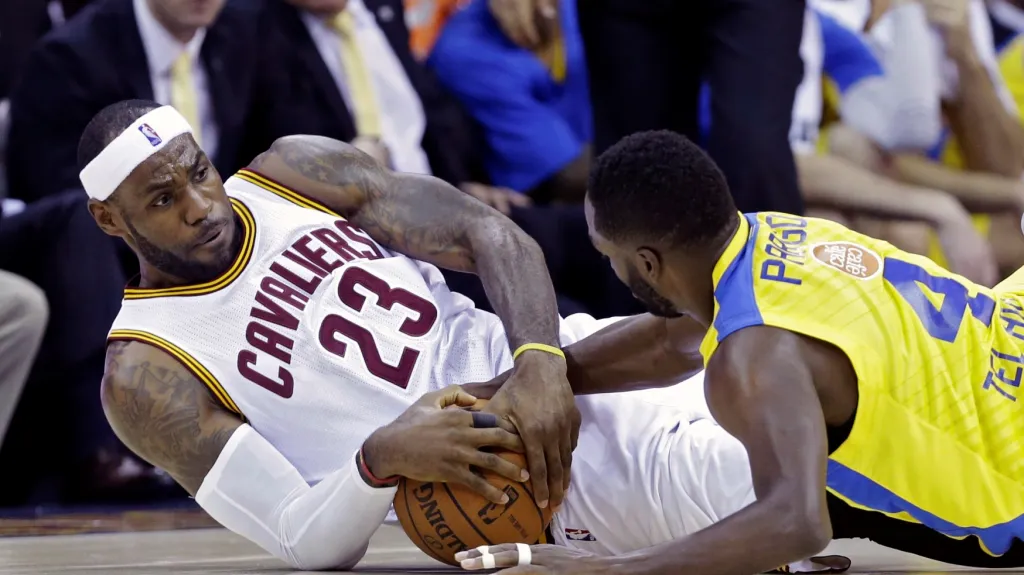 Clevelandský LeBron James v přátelském utkání s Maccabi Tel Aviv