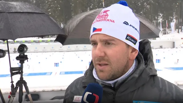 Trenér Lukáš Dostál hodnotí nevydařenou štafetu smíšených dvojic