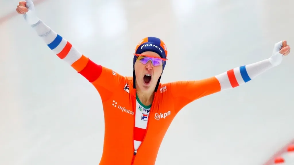 Ireen Wüstová se raduje z titulu na MS v rychlobruslení v Inzellu