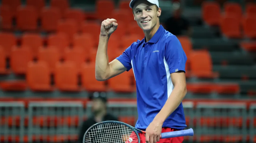 Jonáš Forejtek se raduje z vítězství v utkání Davis Cupu