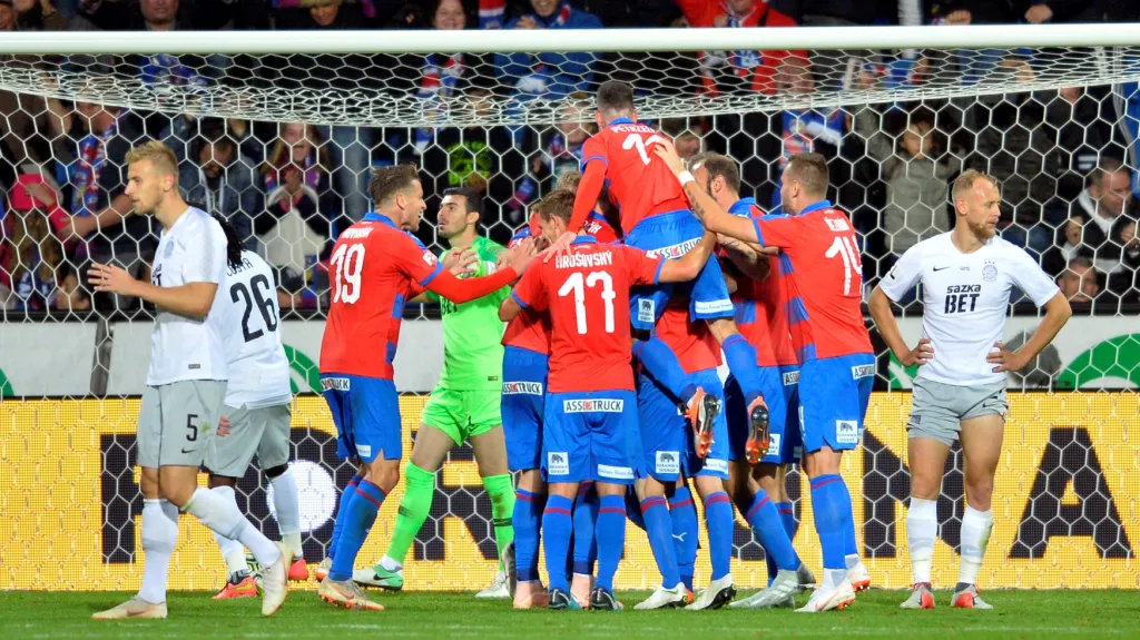 Radující se hráči Plzně v utkání proti Spartě