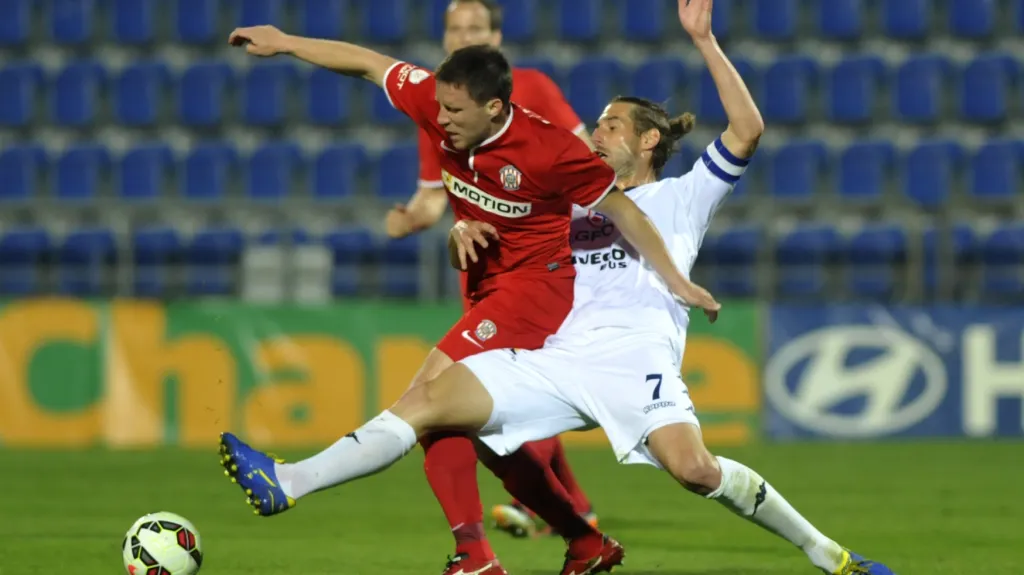 Aleš Schuster z Brna (vlevo) v souboji s Liborem Doškem ze Slovácka