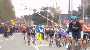 Moment Kolem Flander: peloton byl rozdělen na železničním přejezdu projíždějícím vlakem