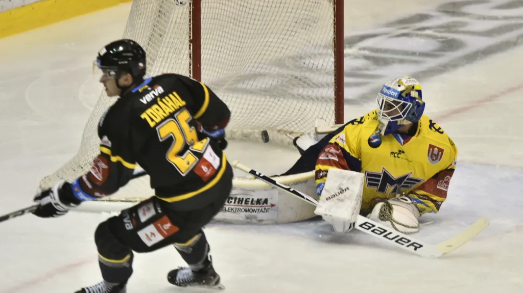 Litvínovský Patrik Zdráhal dává gól Jiřímu Paterovi