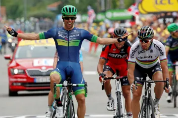 Michael Matthews se raduje z vítězství v etapě Tour de France před Peterem Saganem