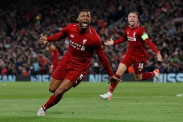 Georginio Wijnaldum (vlevo) a Jordan Henderson se radují z gólu Liverpoolu