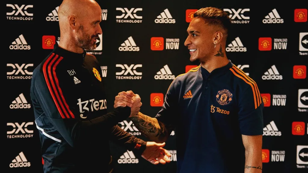 Trenér fotbalistů Manchesteru United Erik ten Hag a Antony 