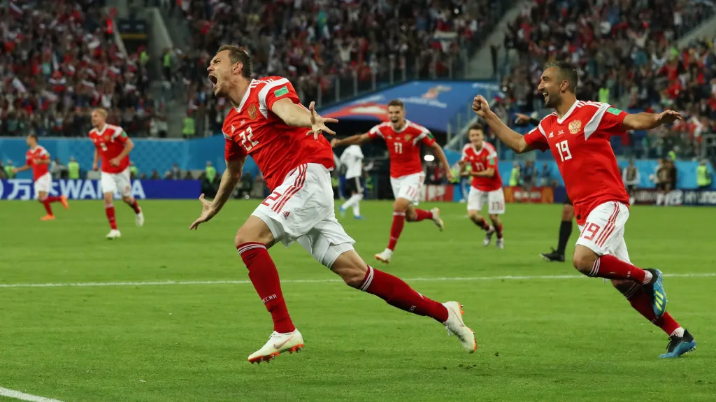 Arťom Dzjuba slaví se spoluhráči gól proti Egyptu