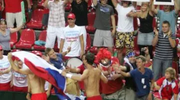 Čeští tenisté se radují po postupu do finále Davisova poháru