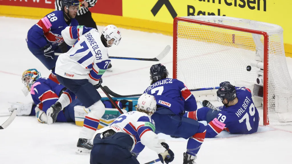 Nor Eskild Bakke Olsen střílí gól do sítě Velké Británie