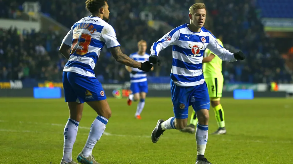 Slavící Matěj Vydra v dresu Readingu (vpravo)