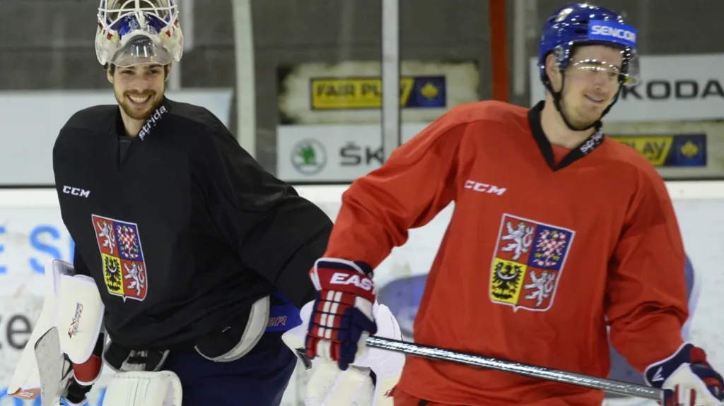 Alexander Salák (vlevo) a Roman Červenka na tréninku hokejové reprezentace