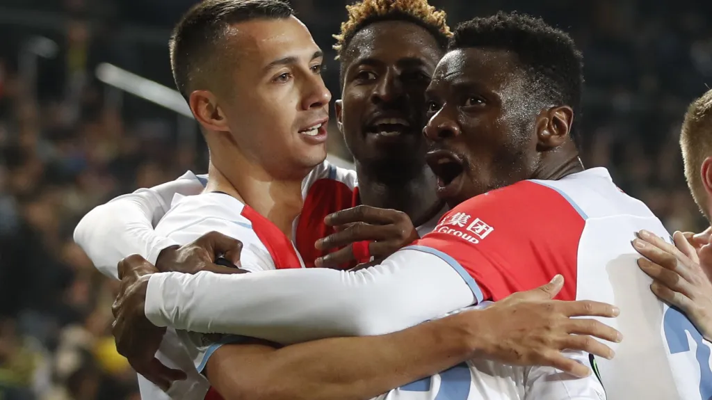 Ivan Schranz (vlevo) se raduje z gólu se spoluhráči ze Slavie
