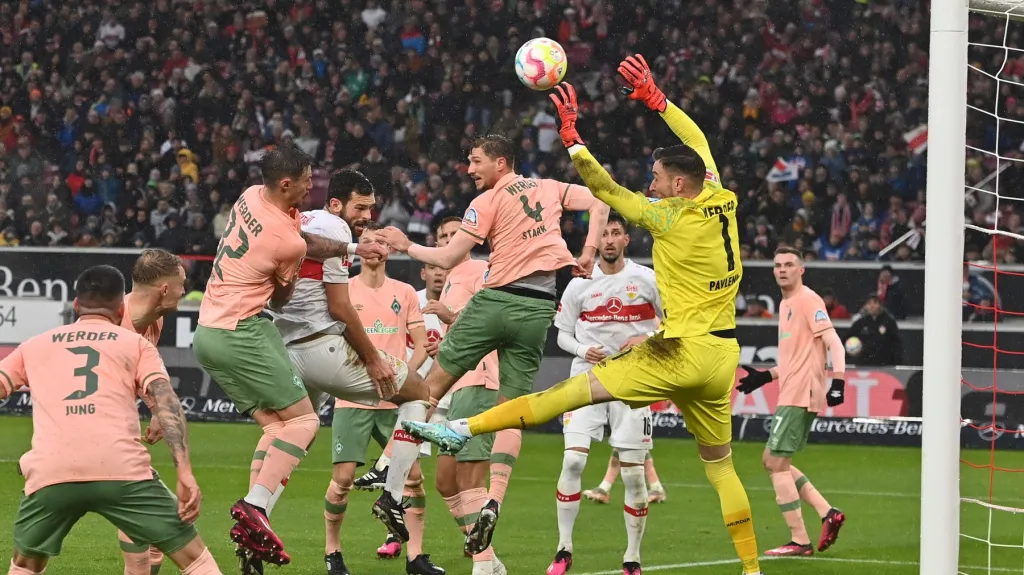 Jiří Pavlenka likviduje šanci Stuttgartu