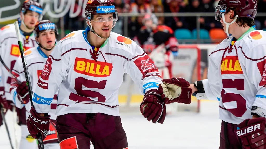 Hokejisté Sparty v čele s Jiřím Smejkalem slaví gól