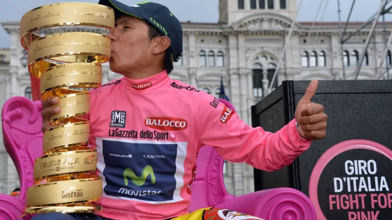 Nairo Quintana v křesle a s trofejí