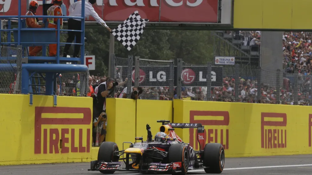Sebastian Vettel projíždí cílem na okruhu v Monze