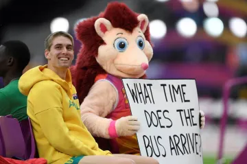 Maskot Hero na MS bavil diváky i atlety