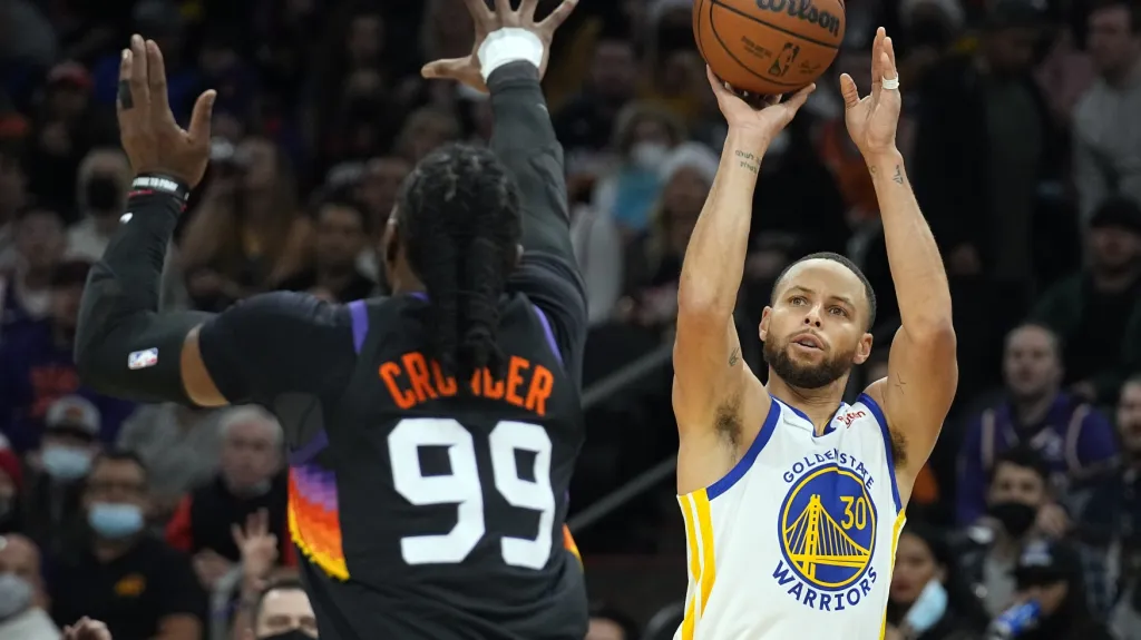 Steph Curry z Golden State (vpravo) střílí na koš v utkání NBA