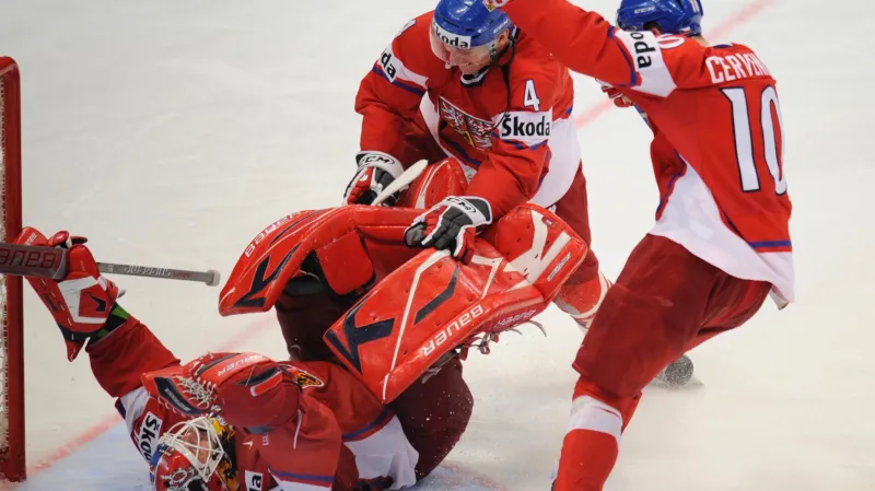 Brankář Tomáš Vokoun slaví se spoluhráči vítězné nájezdy proti Finsku na MS 2010