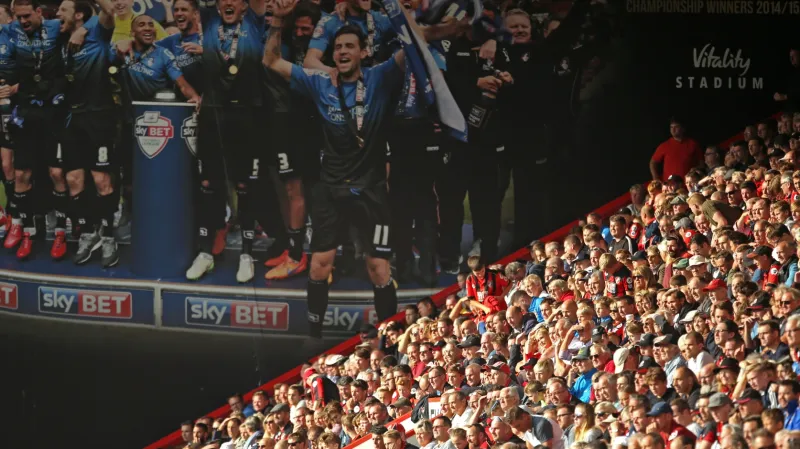 Zaplněné tribuny v Bournemouthu