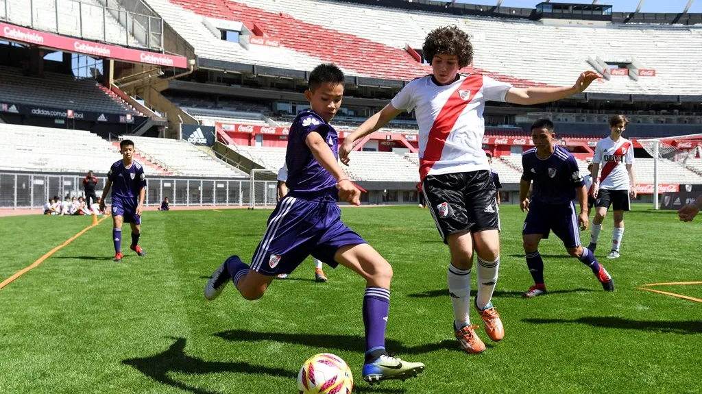 Thajští chlapci hrají proti River Plate