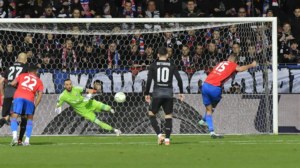 Chorý z Plzně proměňuje penaltu v zápase s Dinamem Záhřeb 
