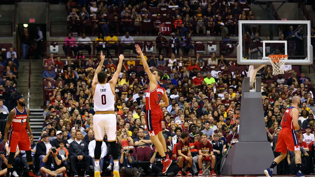 Tomáš Satoranský z Washingtonu (v červeném) se snaží zblokovat Kevin Lova z Clevelandu