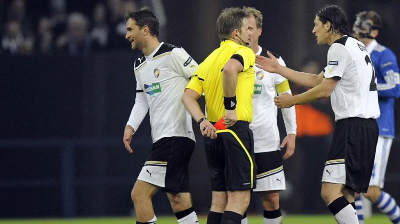 Rozhodčí Alan Kelly udělil Marku Bakošovi (vlevo) červenou kartu