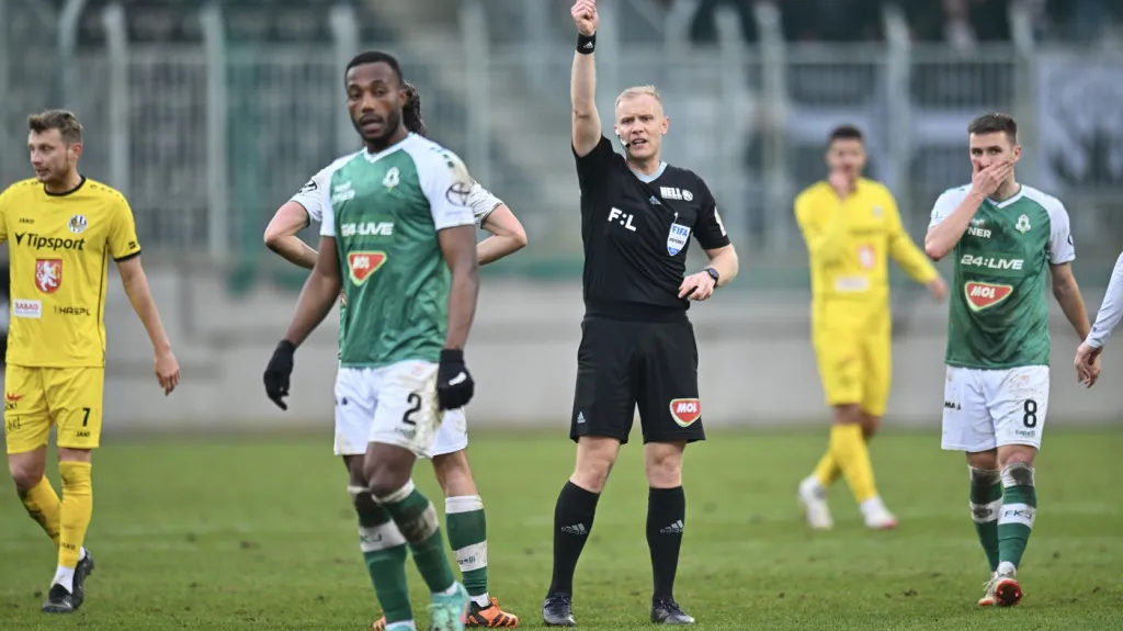 Petr Petřík uděluje červenou kartu Heidersonovi Hurtadovi