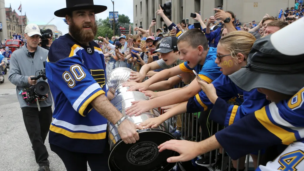 Klíčový útočník v cestě za Stanley Cupem Ryan O'Reilly s fanoušky