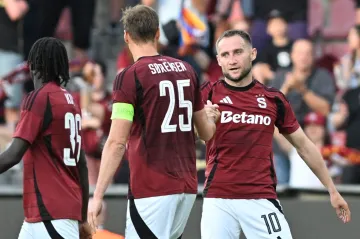 Fotbalisté Sparty se radují z gólu v čele s Janem Kuchtou