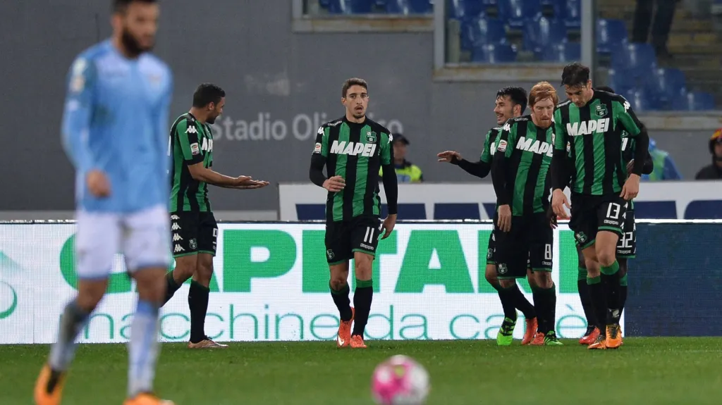 Fotbalisté Sassuola slaví vstřelenou branku v utkání s Laziem