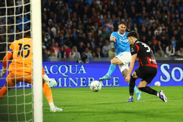 Neapol vystřídala na druhém místě AC Milán, Juventus stáhl náskok čtvrtého Coma