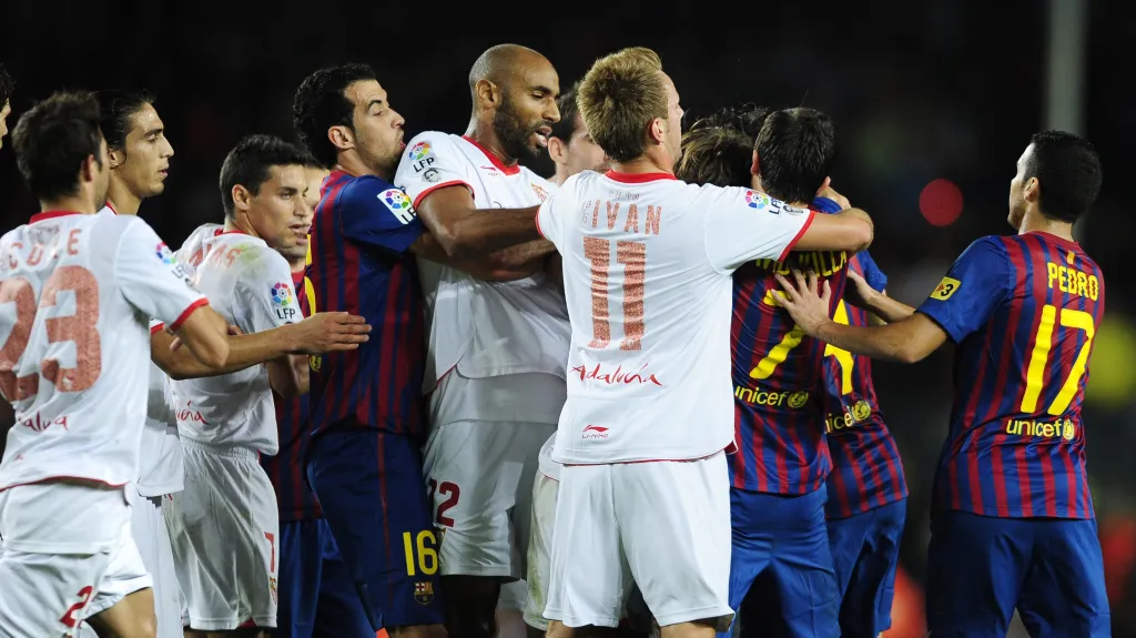 Bitka hráčů Barelony se Sevillou