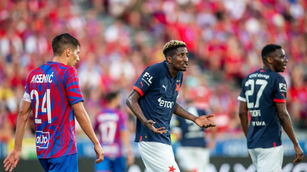 Peter Olayinka ze Slavie se diví v utkání s Rakówem