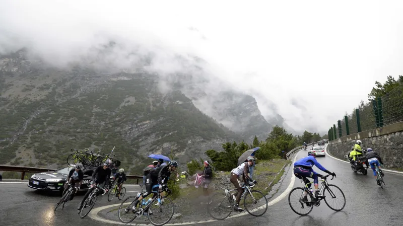 Cyklisté ve výkrutu stoupání