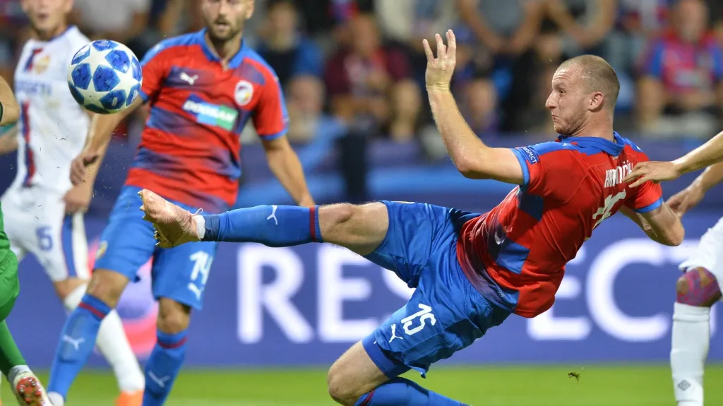 Michael Krmenčík střílí gól do sítě CSKA Moskva