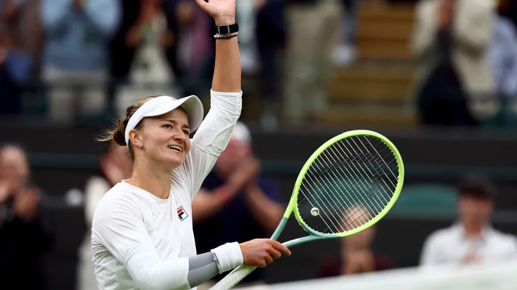 Barbora Krejčíková se raduje z postupu na Wimbledonu