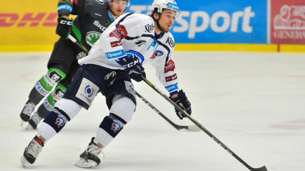 Roman Vráblík z Plzně stíhaný Lukášem Žejdlem z Mladé Boleslavi