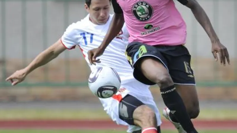 Záložník fotbalové reprezentace Marek Suchý a Alexandre Mendy z Boleslavi bojují o míč v přípravném utkání před ME do 21 let.