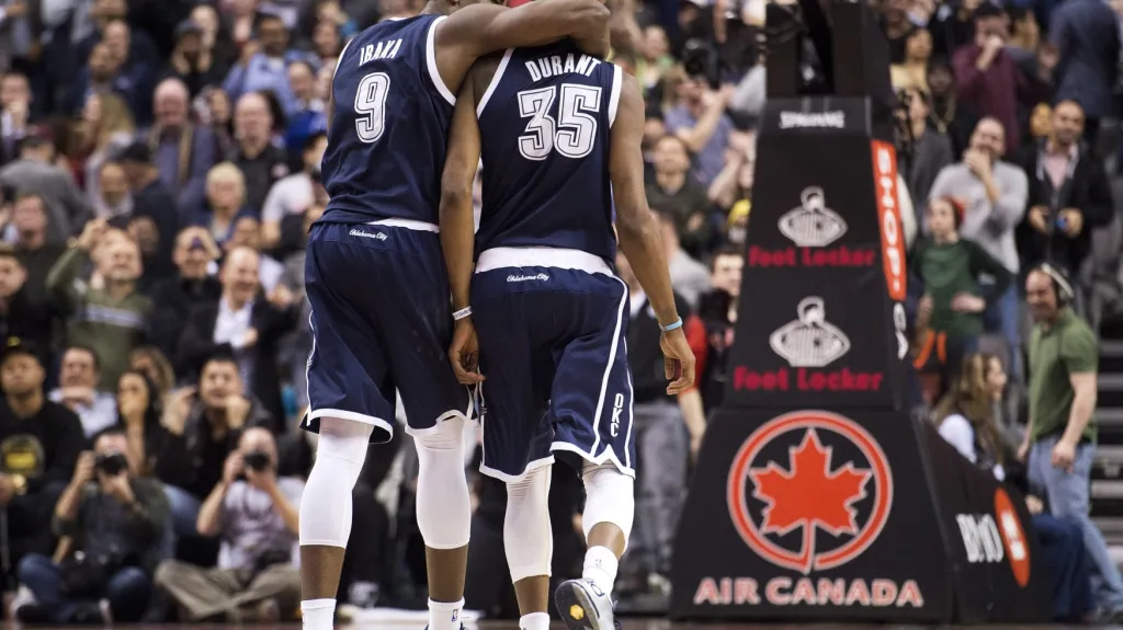 Zleva Serge Ibaka a Kevin Durant