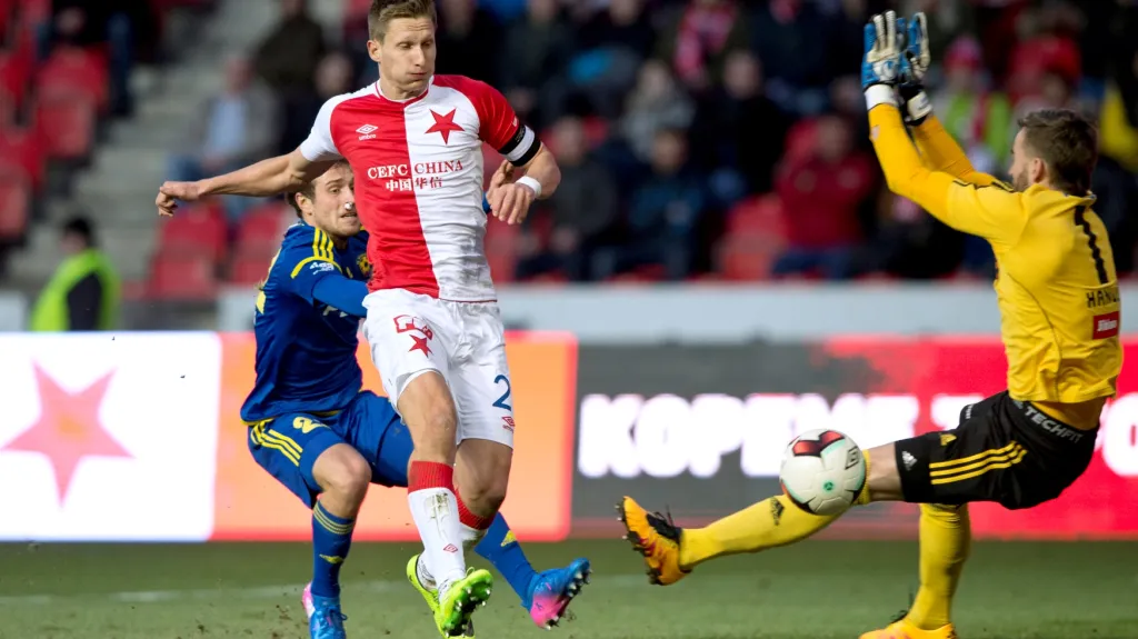 Milan Škoda překonává brankáře Hanuše